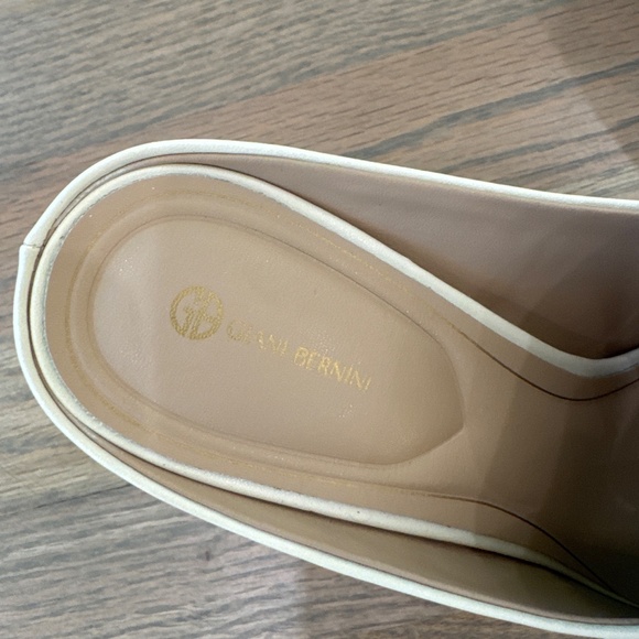 NWOT Giani Bernini business slides w/gold accent. Size 8.5 - Picture 2 of 4